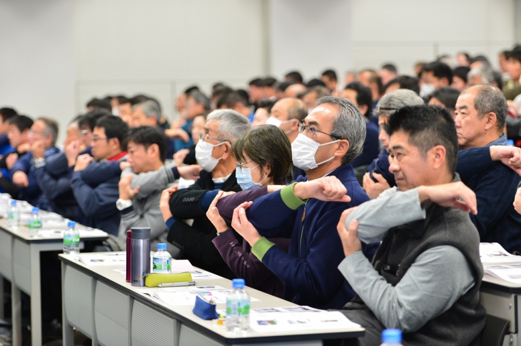 参加者も一緒にストレッチ