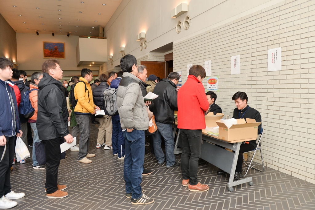 慶応大学の野球部員が会場案内や受付など多岐にわたりサポート